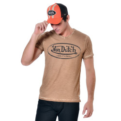 Optez pour ce t-shirt homme logo Von Dutch pour réaliser un look homme branché et moderne. Ajoutez un blouson en cuir et une paire de baskets blanches et vous serez prêt pour une nouvelle journée.