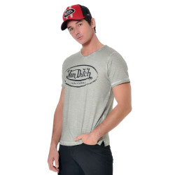 Ce t-shirt gris homme Von Dutch est fait pour les amateurs de vintage et de Kustom Kulture. N'hésitez pas à associer ce t-shirt homme avec une de nos nombreuses casquettes Von Dutch.